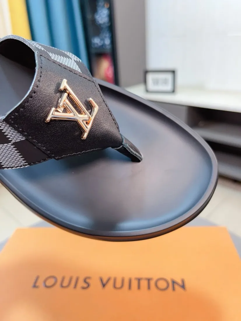 Men's shoes 💰260🌹🌹 (lv-Louis Vuitton) new men's sandals, high-end boutique, exquisite embossed logo decoration on the upper, fine workmanship, super soft soles, casual, loose and comfortable, a must-have in summer! \nsize：38-44